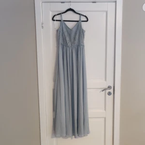 Blå balklänning  - Säljer min blåa långklänning då den inte kommit till användning. Aldrig använd så den är som ny💕