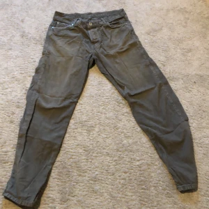Mörkgrön sweetsktbs kord byxa  - Ganska använda, denfinetift går att använda ett par år till. Bakfickorna är lite slitna och högra benet, anars så är dem bra och väldigt sköna.
