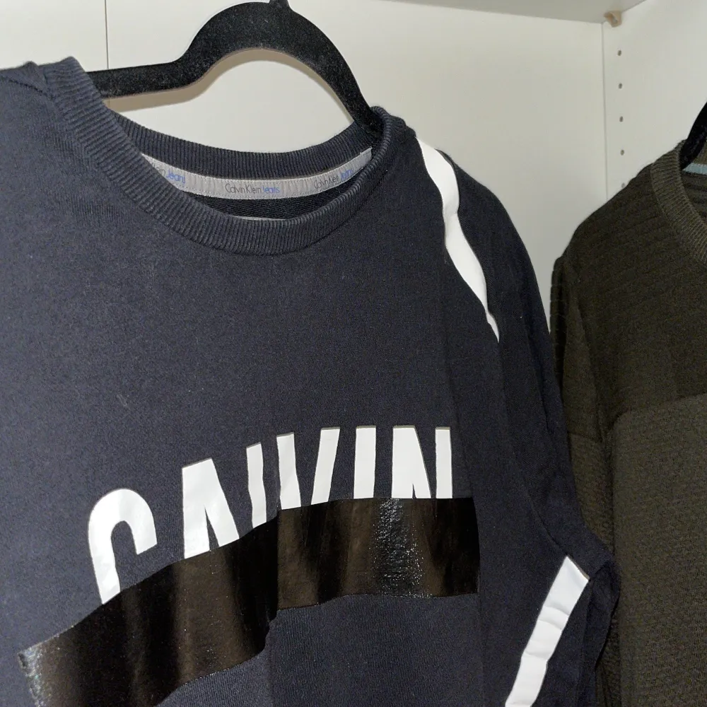 Säljer min Calvin Klein tröja pga att den ej kommer till användning längre…. Hoodies.