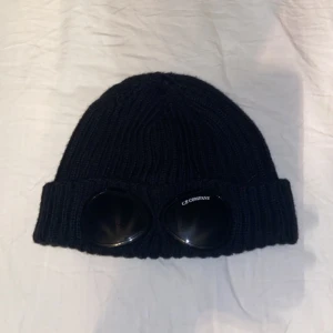 Cp Company Mössa - Cp Company mössa i riktigt bra skick. Köptes ny i våras och knappt använd.  Hör av dig vid frågor. 