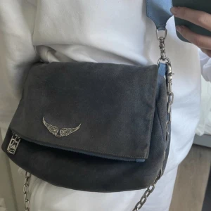 Zadig väska Rocky Suede - Blå väska från Zadig&Voltaire. Modell Rocky Suede. Använt skick. Båda banden följer med. Äkta❤️Möts i Stockholm eller frakt. 