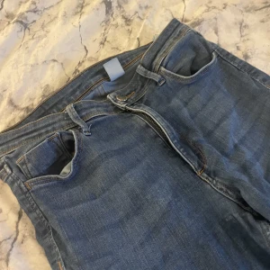 Mid rised flared jeans - Det är mid rised jeans som är utsvängda dom har inga skador eller liknande små i storlek och långa