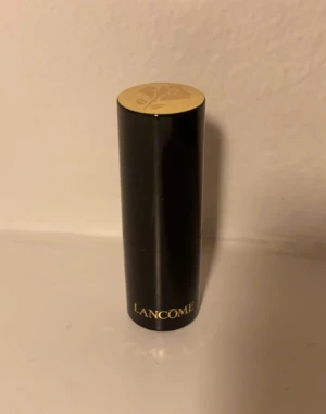 Lancôme L'Absolu Rouge Cream Lipstick - Nytt läppstift från Lancôme i nyansen  132 Caprice De Rouge. Detta är en travelsize på 1,6g vilket är ungefär halva originalstorleken på 3,4g. Den har alltså värde på 209kr.  Kan även postas med frimärke/portokod för 15:- 