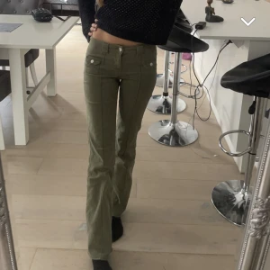 Gröna jeans - Säljer dessa lågmidjade gröna jeansen från hm! Superfina å endast använda 4 gånger❤️