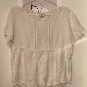 Blus/t-shirt - Den blir stryken innan leverans 