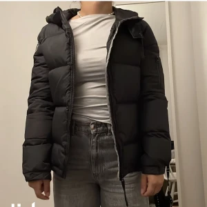 Vinterjacka  - Inga hål, bra stick, sann i storlek 