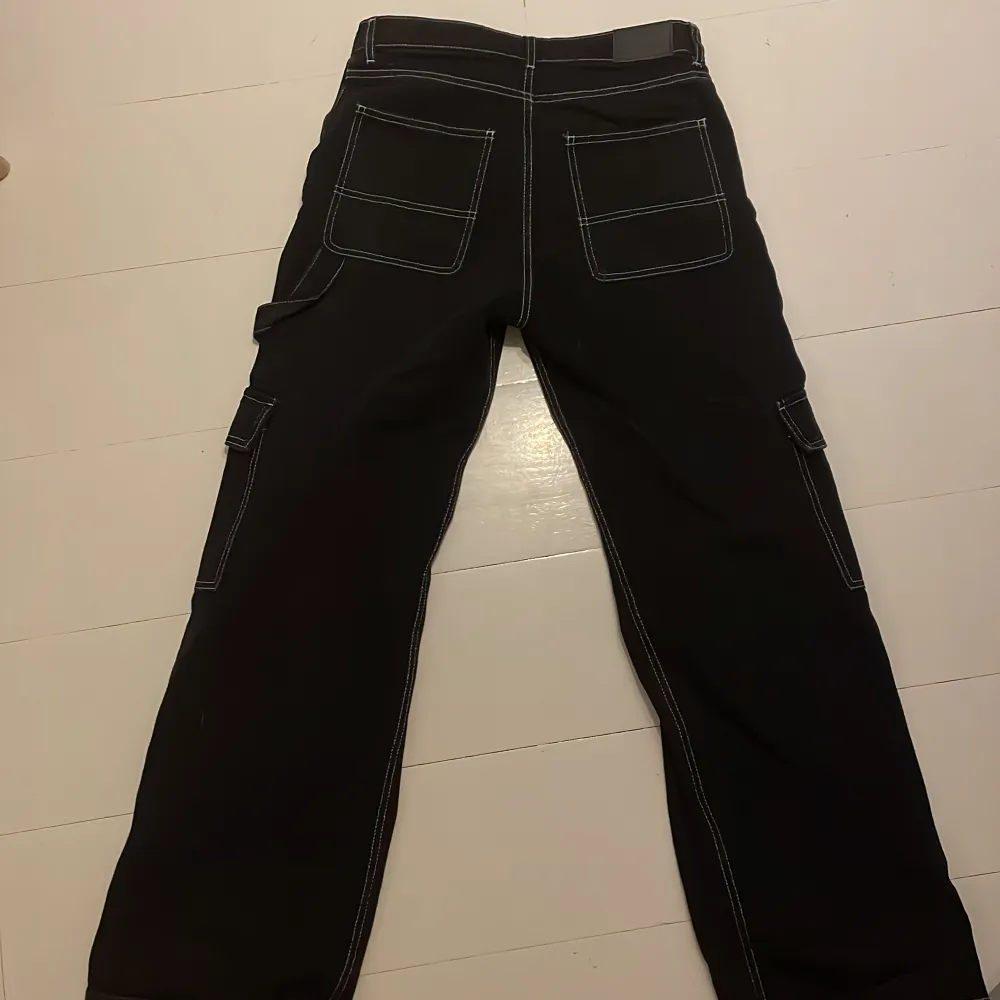 Säljer dessa fina byxor från monki eftersom att de inte kommer till användning. Storlek 26. Jeans & Byxor.