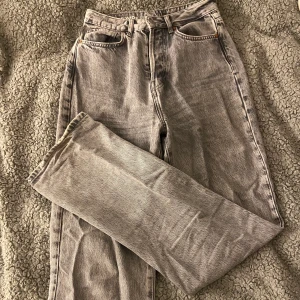 Gråa jeans - Säljer mina gråa jeans ifrån Bikbok. Säljer dom pågrund av att jag har flera gråa jeans så dom inte kommer till använing. Passar perfekt till mig som är 168/170 lång. Nypris: 599kr, säljer för 250kr. 