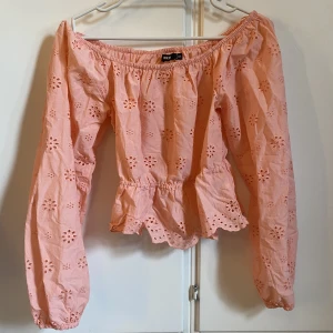 Gullig rosa blus med design - I jättefint skick och har håligt ”blommönster” i ljusrosa.