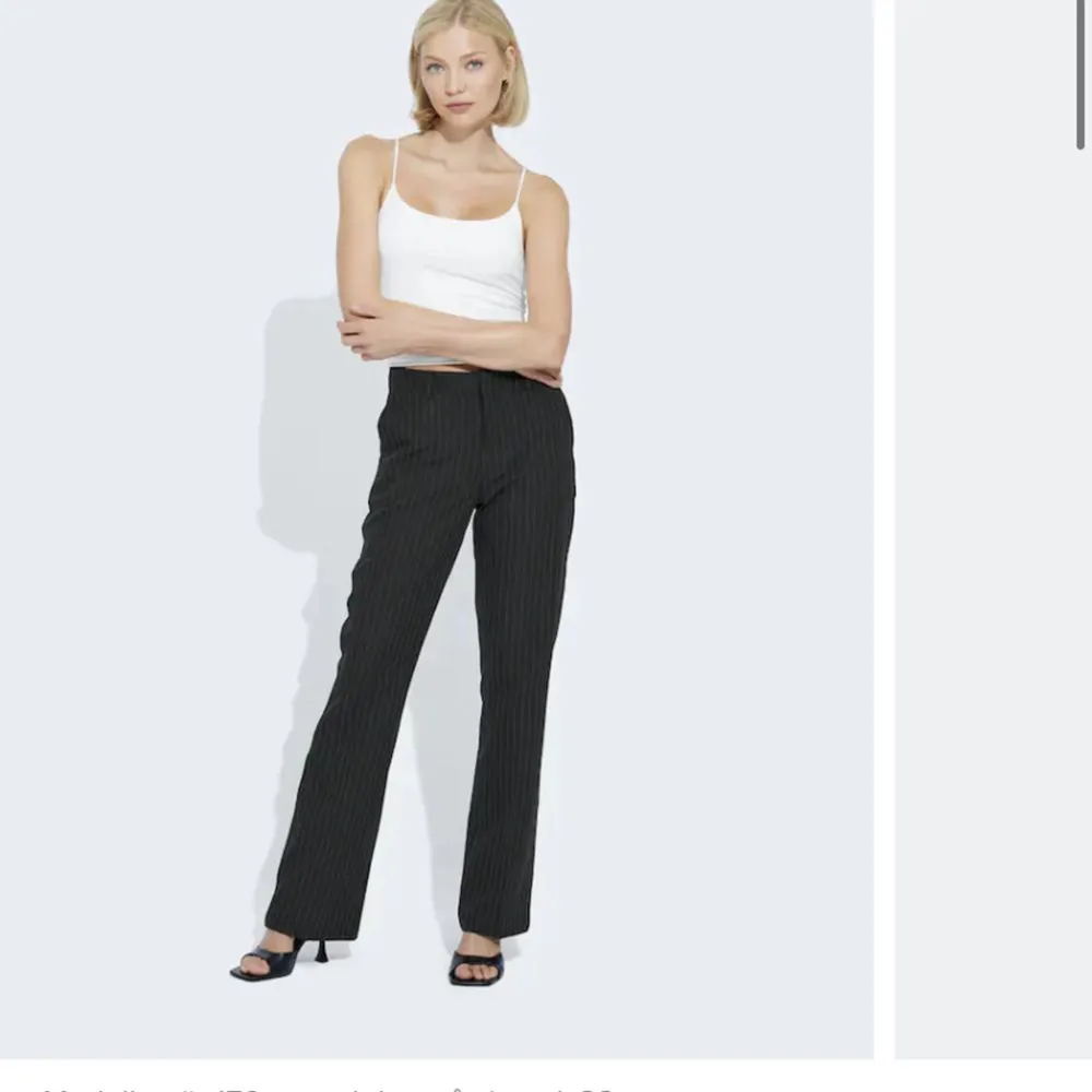 Randiga kostymbyxor från bikbok (modellen vilma). Super snygga och i fint skick men kommer tyvärr inte till användning längre🥰. Jeans & Byxor.
