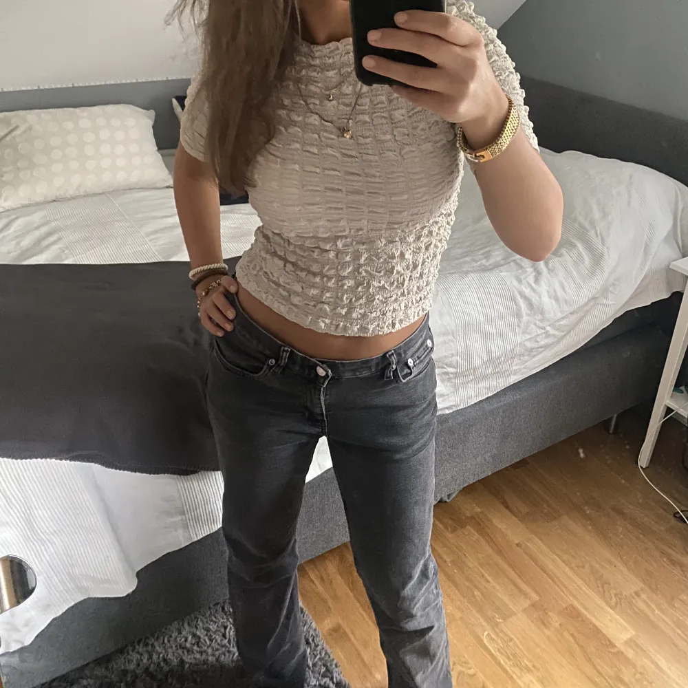 Säljer mina mörkgråa straight jeans! De är i superbra skick. Jag på bilden är ca 168. Hör av er om ni är intresserade❣️❣️. Jeans & Byxor.