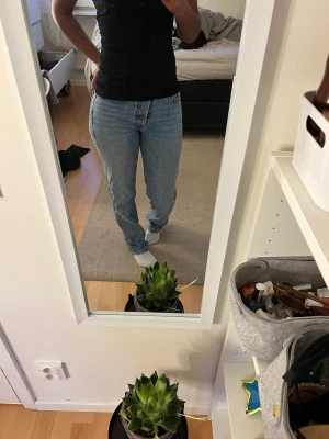 Zara jeans - Zara jeans blåa, midrise i storlek 34