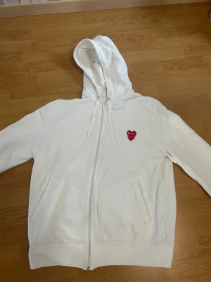 Cdg zip hoodie  - Väldigt bra skick, den är i storlek xl men passar nog large/medium dom är rätt små i storlekarna 