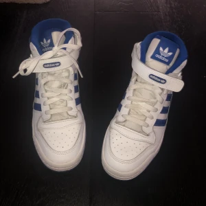 Adidas skor  - Säljer mina adidas forum mid shoes i färgen royal blue, säljer då jag inte får användning av de så de är inte nya men använda fåtal gånger. Sitter jätteskönt på mig som vanligtvis har 37/38 i skor, vid frågor/ fler bilder kontakta mig❤️köpta från adidas 