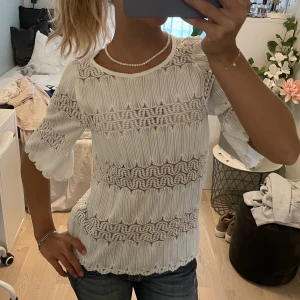 Söt topp - vit gullig topp med fint mönster! 