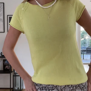 ZADIG OCH VOLTAIRE tröja  - Säljer min snygga tröja ifrån Zadig. Tröjan har även ett coolt döskalle tryck på baksidan som gör den lite speciell. I tröjan står det att den är i storlek ”14” år. Men den passar utmärkt på mig som brukar ha storlek S. Vädligt bra skick! Säljer för 140💖