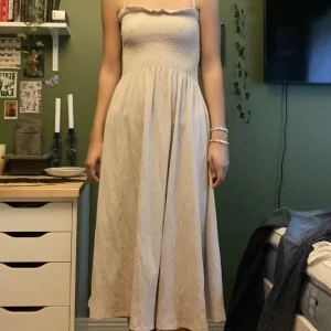 Klänning - Beige klänning som är sparsamt använd så i fint skick🫶🏻 Fint till sommaren