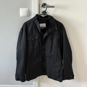 Bläck safari jacka - Stor flyttstädning Alla plagg i storlek S-M och passar ca 1.70-185cm samt 70-83kg  Finns i Uppsala