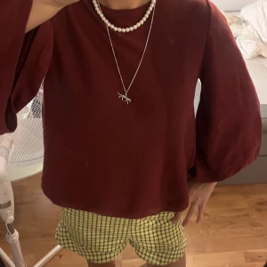 Trekvartsärmad tröja  - Säljer denna snygga trekvartsärmade vinröda tröja ifrån ett märke som heter ”club xprs”. Passar perfekt nu till hösten vintern. Storlek S. Jättebra skick och knappt andvänd. Säljer för 150 kronor. 💞💗💖