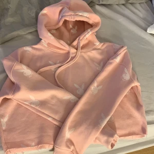 Hoodie playboy - Säljer min fina Playboy hoodie då den inte kommer till någon användning, ända defekten är en liten liten prick (se bild 3)