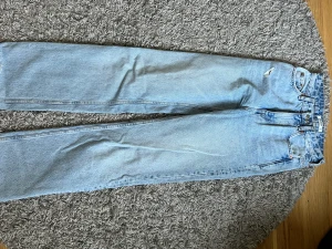 Ljusblå jeans - Högmidjade, är 178 cm, använda ett fåtal gånger.