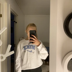 Nike vintage sweatshirt butterfly! - Vit Nike vintage sweatshirt ”butterfly”. Knappt använd så i mycket gott skick! Passar xs-m (Första bilden lånad, 2:a på tröjan:)