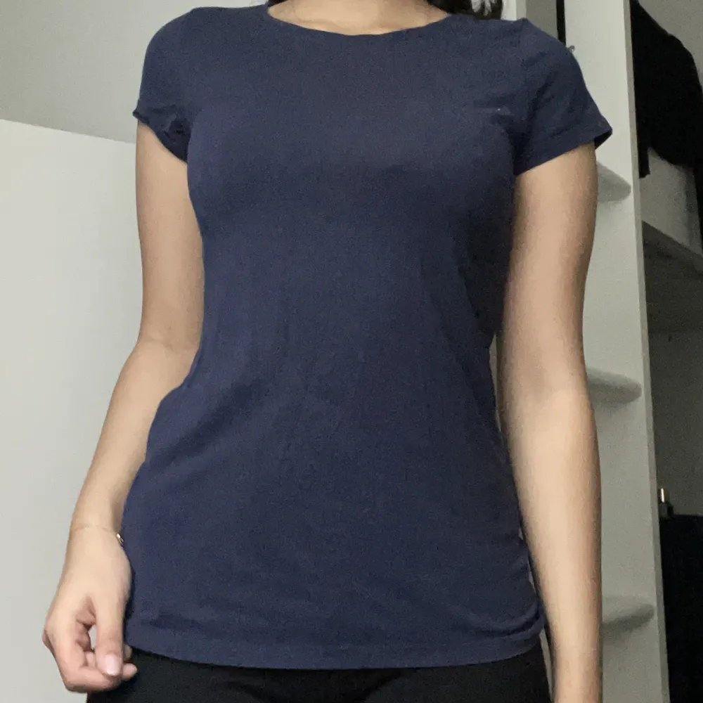 snygg simpel mörkblå tshirt! Passar xs/s!! Bra skick Köp direkt för 50kr ❤️‍🔥❤️‍🔥. T-shirts.