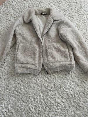 Teddyjacka  - Säljer denna teddyjacka då den inte kommer till användning. Mycket fint skick! 