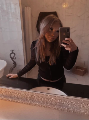 Fest topp - En jätte fin topp eller va jag ska kalla det, jag säljer den då jag ej använder, har använt en gång, strl xs