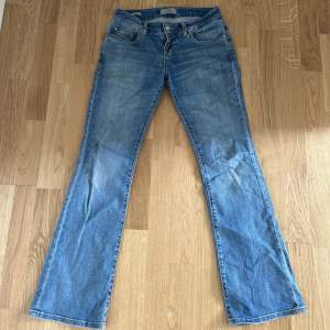 Jätte snygga LTB jeans som har inga defekter. Midjemåttet: 36,5-37 cm.Dom är för små för mig så kan tyvärr inte visa hur dom sitter på. Skriv om ni har några frågor!(köp gärna från köp nu)