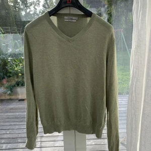 Dressman tröja - En skön och trevlig tröja i ull från dressman. Har växt ur den men önskar att den fortfarande satt bra. Storlek M men passar nästan bättre S. Frågor och andra funderingar är uppskattade😁