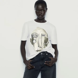 Zara tröja - En snygg tröja från Zara med tryck🥰 Aldrog använd och i ny skick!