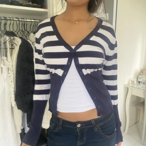 Kofta  - Fin blå kofta! Köp secondhand men i bra sick! 