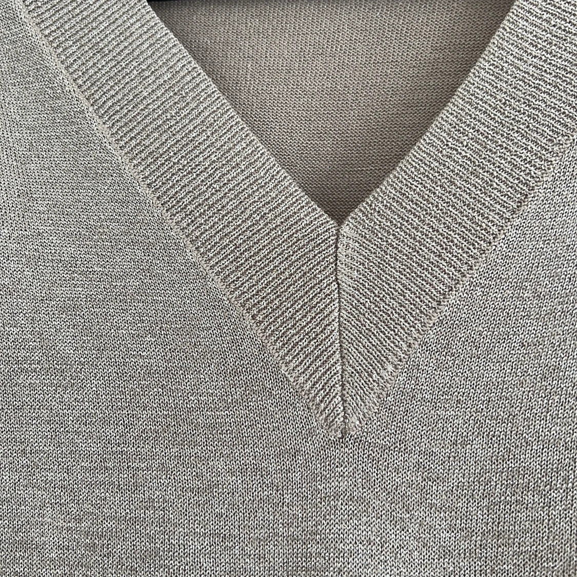 Tunn stickad tröja i glittrigt material - 90