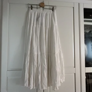 Vit maxikjol  - Helt oanvänd vit maxikjol från stradivarius!🌟 