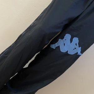 Byxor  - Vintage byxa från märket KAPPA, passar s och m, sitter baggy, skriv om ni behöver exakta mått! Har tyvärr ingen bild på 💞