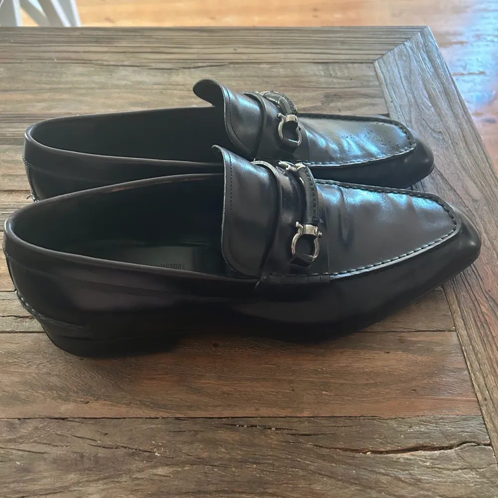 Till salu är dessa Selvatore Ferragamo buckle loafers i svart läder. Skorna är i storlek 43 och bra skick!. Skor.