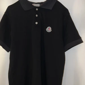 Moncler pike  - Riktigt bra skick på denna moncler pike. Har haft den 1 månad. Storlek L men passar bra på mig som har storlek M i tröjor. Pris kan diskuteras!