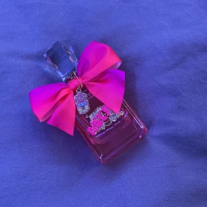 Juicy couture parfym - Hej!  Nu säljer jag min parfym som det är ungefär 75% kvar i, köptes på Åhléns för ungefär 700 kronor och säljer den då för 200. Jag säljer den då jag har blivit trött på lukten. Rosetten på parfymen har en liten fläck men inget som påverkar parfymen. Priset kan diskuteras, skickas eller mötas upp i Falun❤️