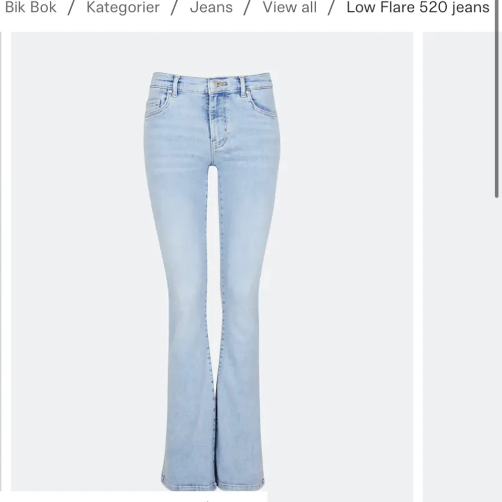 Jättefina bootcut jeans från Bikbok. Använda ett fåtal gånger och i jättebra skick. Säljer då de inte kommer till användning. Nypris 599. Storlek s. Längd 31. Skriv för fler bilder💕. Jeans & Byxor.