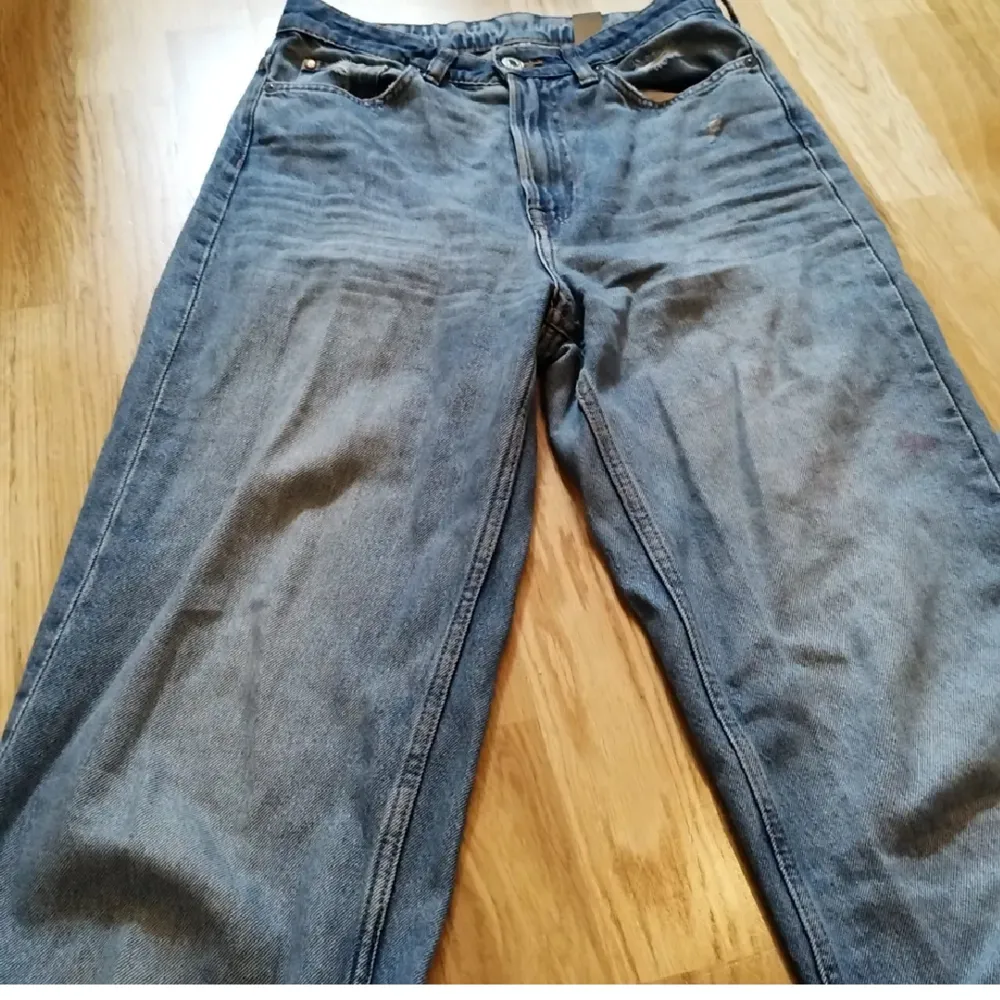 Vida, högmidjade jeans. Dom har en svag röd fläck på vänster sida. Man kan se det längst ned på första bilden. Annars är dom i bra skick. Har använts 💕. Jeans & Byxor.