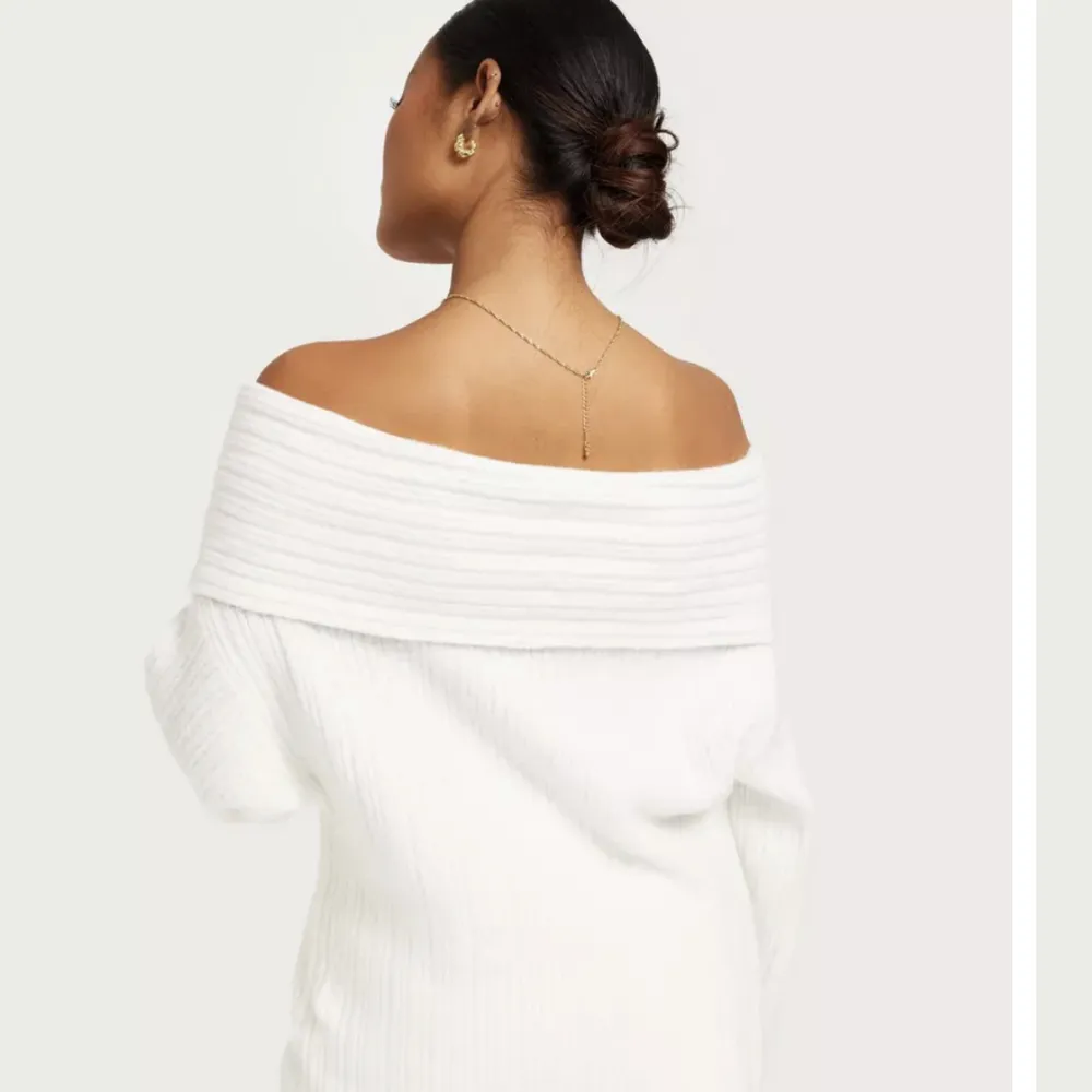 Säljer denna superfina off shoulder tröja då den var lite för stor🤍 aldrig använd . Tröjor & Koftor.