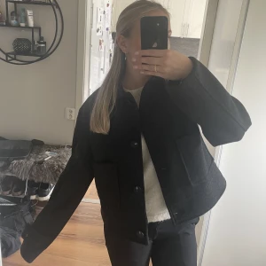 Perfekt kappa till hösten!🤎🍂 - Säljer denna populära och helt oanvända kappan från Lager157 med lappen kvar. Väldigt lik den från Kappahl! Den är i strl S, köpte den för 400 och säljer den för 300🙌🏼