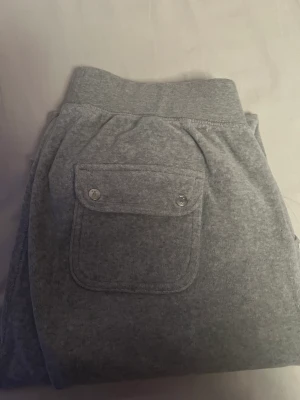 Juciy byxor - Hej, säljer dessa gråa juciy byxor, passar perfekt för mig som har M och är 168! Inte kommit till så mycket användning, vill bli av med pga flytt där med de billiga priset, pris kan ändras vid snabb affär! kom priv för fler bilder eller frågor💗💗
