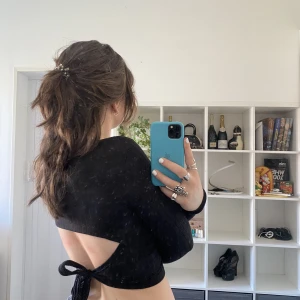 Topp - Supersnygg topp från NA-KD med halvöppen rygg och knytning. Storleken som står är XS men den passar mig som oftast har M/S. Skriv gärna för frågor eller fler bilder 💞💞