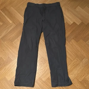 Dickies grå - Rätt använda men i bra skick, lite korta på mig som har 32/32 