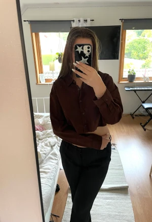 Brun skjorta - Croppad skjorta från H&M. Använt få gånger.