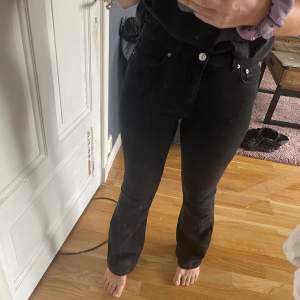 Super snygga helt oanvända svarta jeans flare/bootcut i stretch material