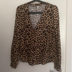 Blus  - Fin blus med leopardmönster