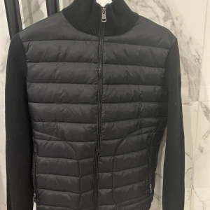 Moncler cardigan - En riktig snygg Moncler cardigan som tyvär blivit för liten. Den har inga skador och är 100% äkta. Kontakta vid frågor